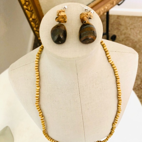 Vintage Dainty Bead Necklace & Stone Earrings - Picture 6 of 16